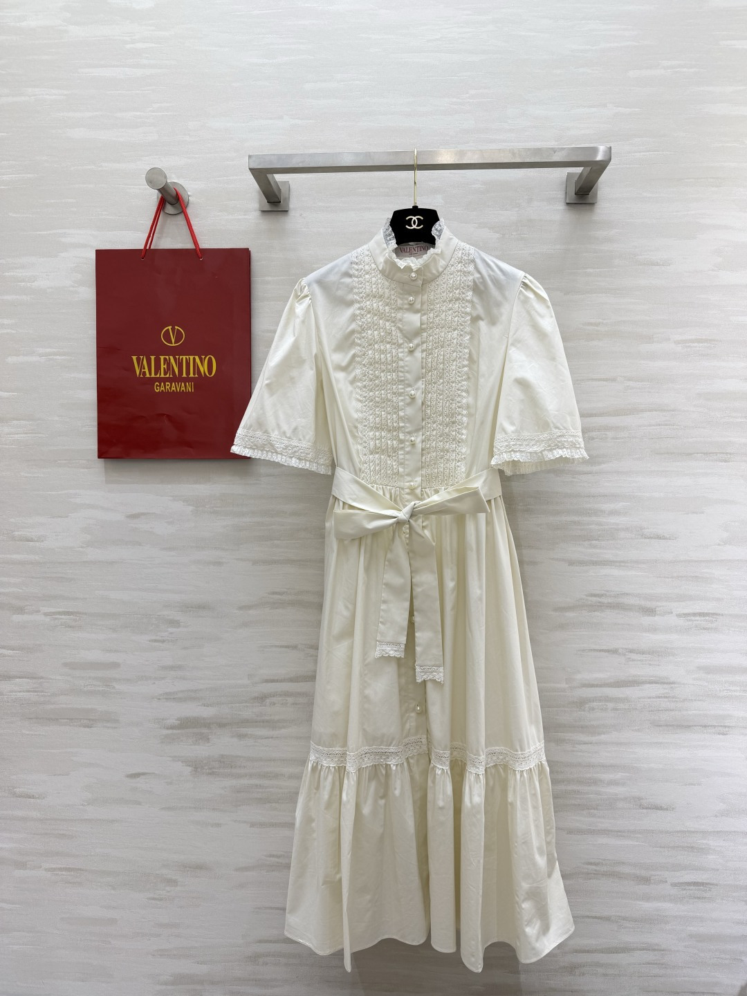 NO:785223,#Valentinss Gentle French atmosphere White moonlight dress Retro stand-up collar Exquisite lace embellished details Pearl breast button embellishment Gentle and direct puffed short sleeves Waist strap design Precisely pinch the waistline Optimize body proportions Large hem The skirt is light and elegant Clean milky white background High-end without being picky Perfect for daily commuting, dates, outings, and afternoon tea!  The upper body has an innate sense of nobility and gentleness. It can be worn in all seasons with full of heart-warming temperament. High-quality customization. Available in stock first size S/M/L (S size bust 88, skirt length 114), Valentino-clothing, valentino, valentino, skirts, T-shirt,19860909#Valentinss温柔法式氛围感 白月光连衣裙 复古立领 精致蕾丝打揽工艺 珍珠排扣点缀细节 温柔直接拉满泡泡短袖 收腰绑带设计 精准掐出腰线 优化身材比例 大裙摆裙摆轻盈优雅 干净奶白底色 高级又不挑皮 日常通勤、约会出游、下午茶都超合适！一上身就是与生俱来的贵气温柔感 四季都能穿出满满的心动气质高品质定制 现货首发sizeS/M/L（s码胸围88,裙长114）,华伦天奴-服装,valentino,valentino,skirts,T-shirt,,Women's clothing