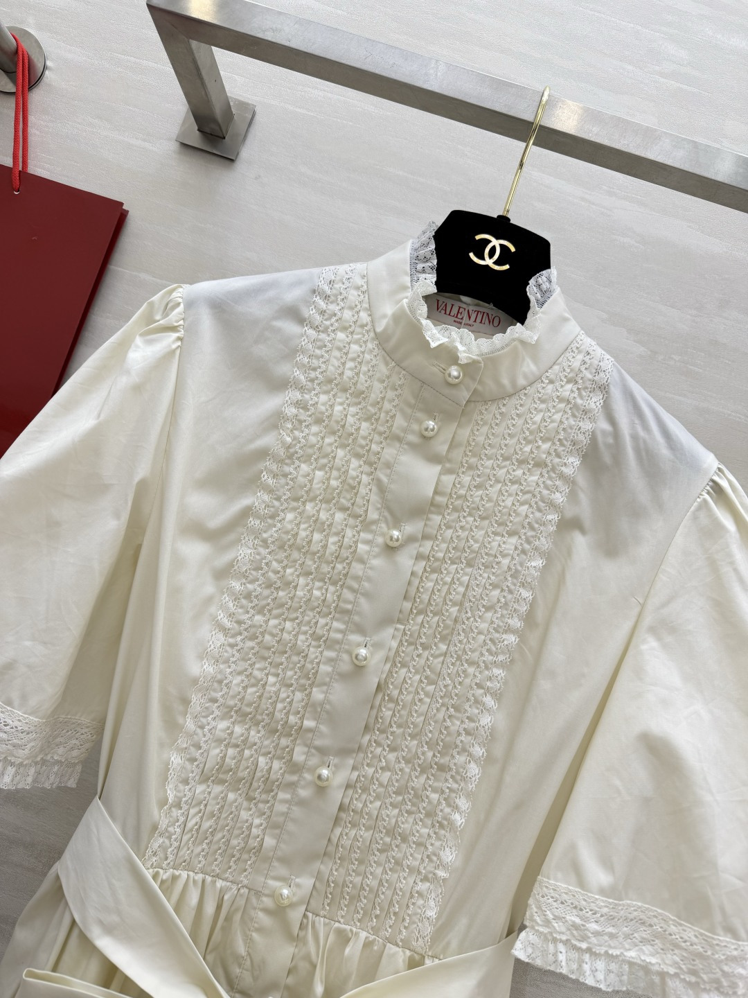 #Valentin♡²⁶ss温柔法式氛围感 白月光连衣裙🤍 复古立领 精致蕾丝打揽工艺 珍珠排扣点缀细节