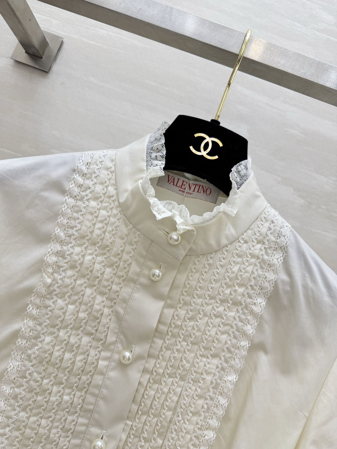 #Valentin♡²⁶ss温柔法式氛围感 白月光连衣裙🤍 复古立领 精致蕾丝打揽工艺 珍珠排扣点缀细节