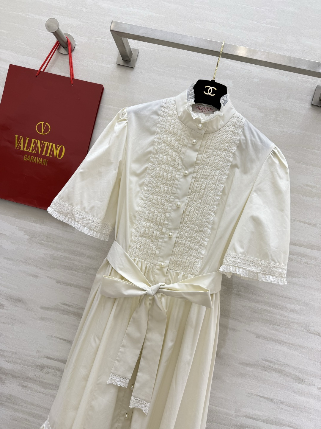 #Valentin♡²⁶ss温柔法式氛围感 白月光连衣裙🤍 复古立领 精致蕾丝打揽工艺 珍珠排扣点缀细节