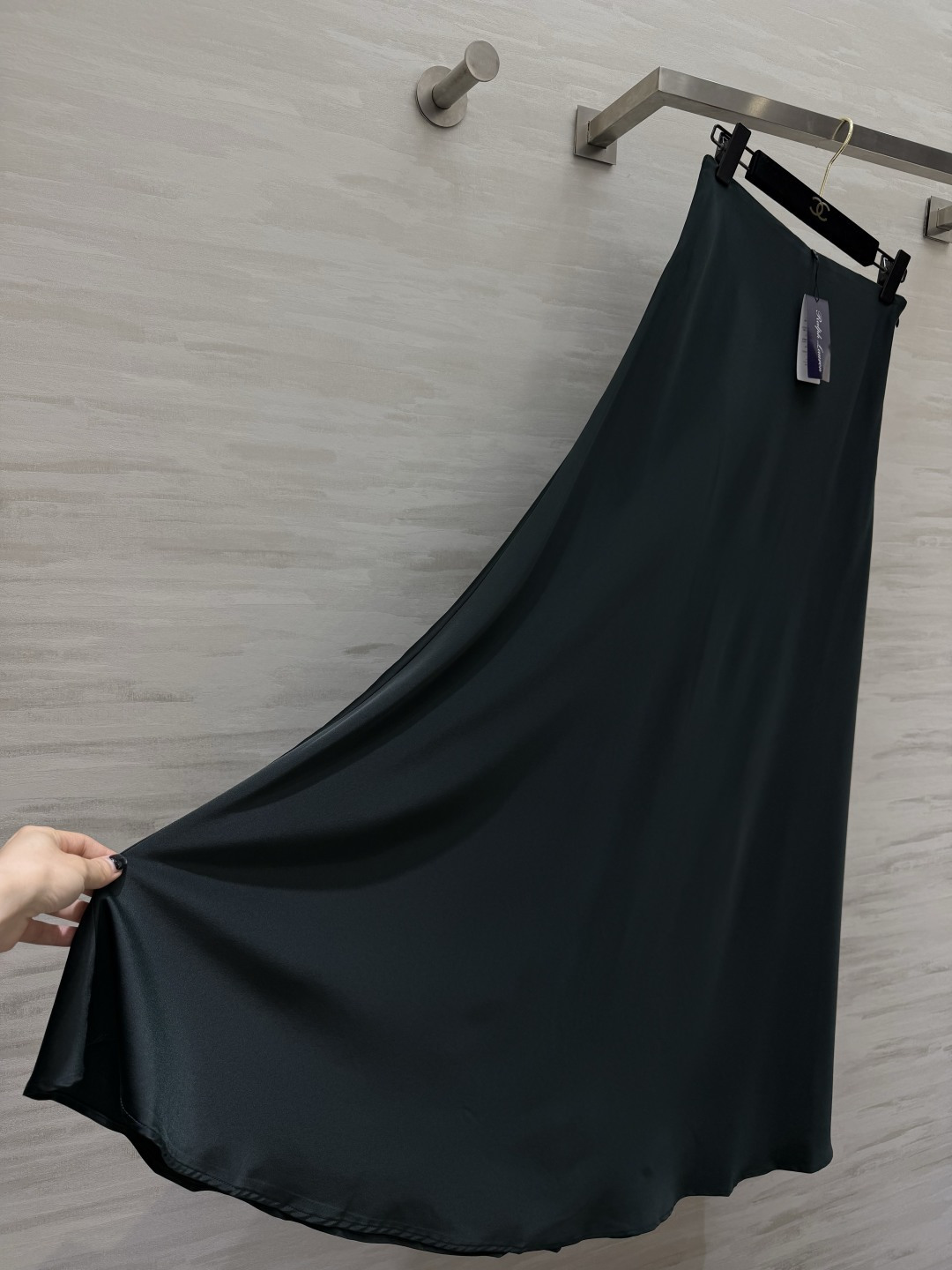 #Ralph Laure♡²⁶ss 🤍 优雅女人的本命 醋酸缎面半裙 一眼沦陷的低调轻奢感✨ 顺滑垂坠高