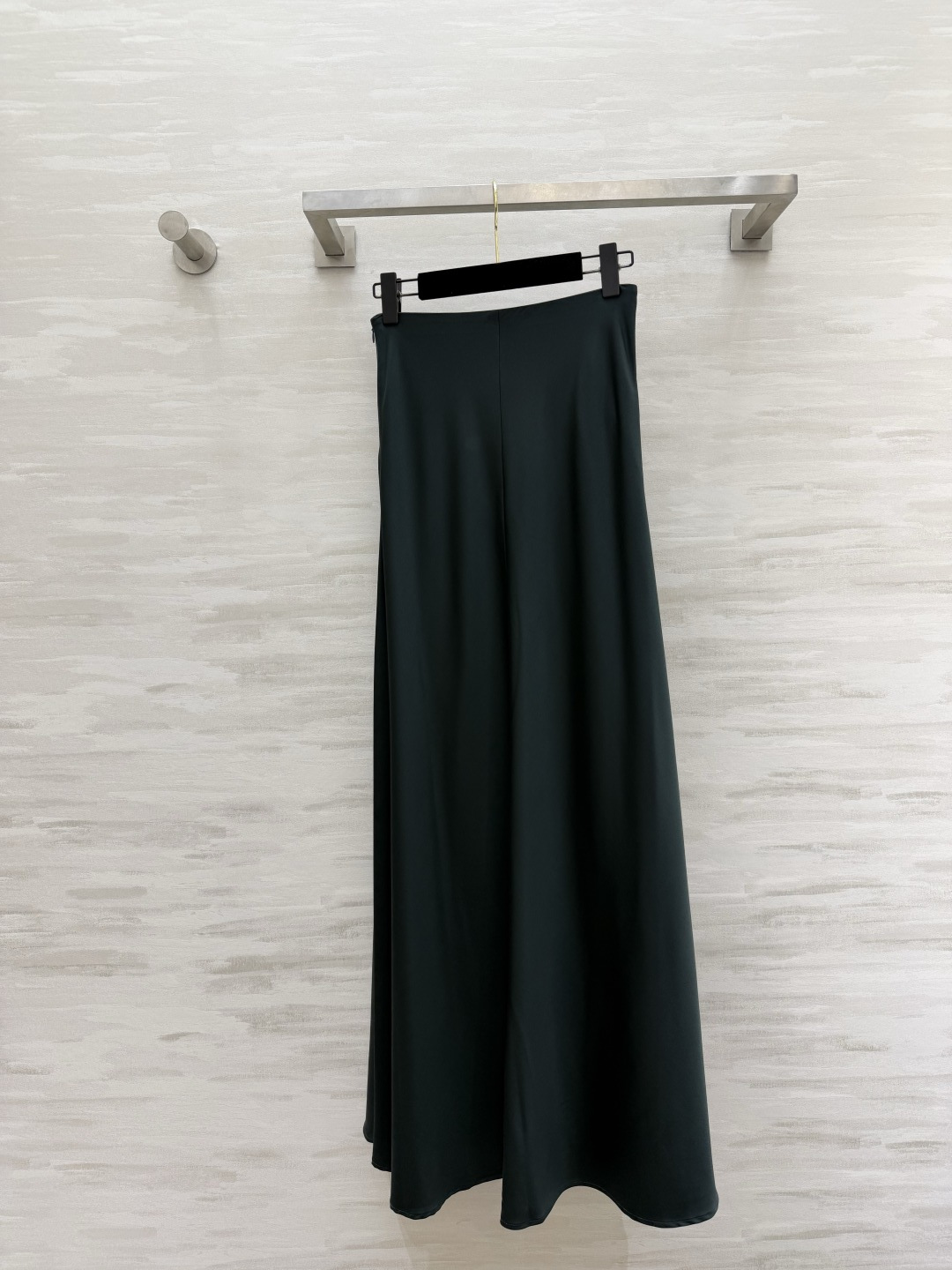 #Ralph Laure♡²⁶ss 🤍 优雅女人的本命 醋酸缎面半裙 一眼沦陷的低调轻奢感✨ 顺滑垂坠高