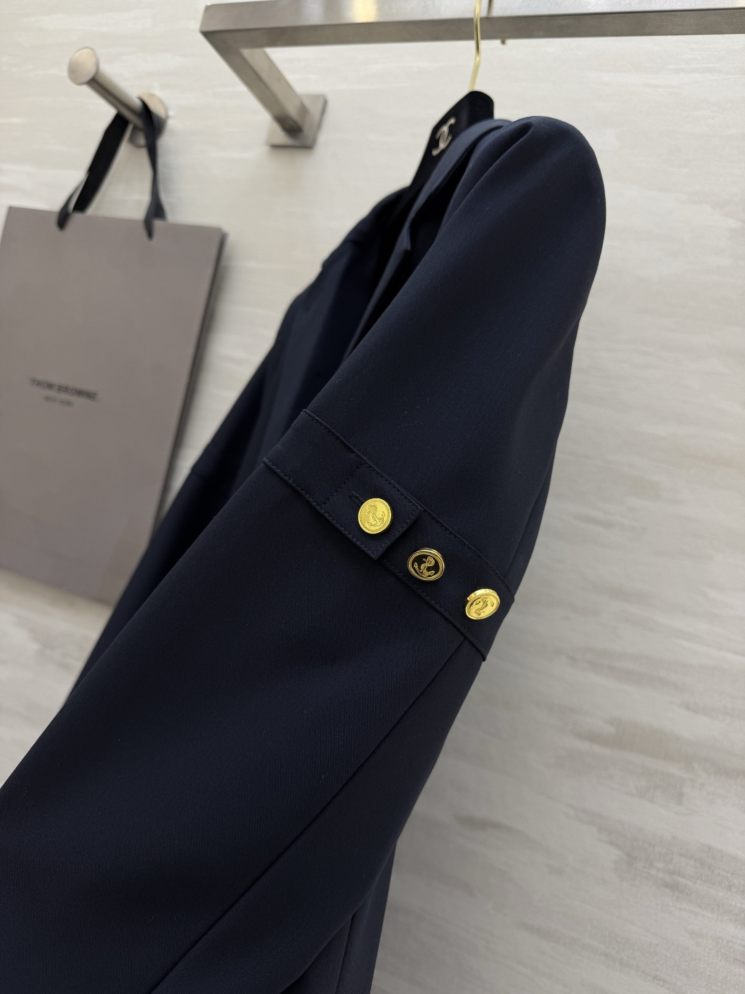 THOM BROWN♡²⁶💙经典TB学院风西装百褶裙 永远自带减龄贵气感的宝藏单品！利落西装翻领 精致金