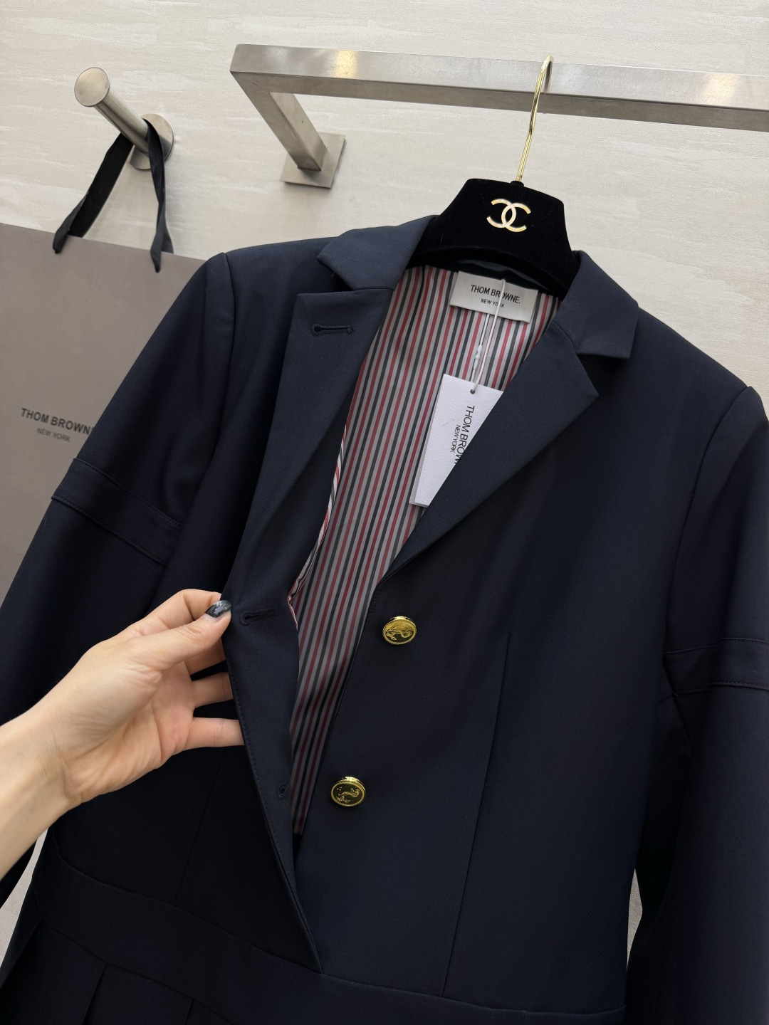 THOM BROWN♡²⁶💙经典TB学院风西装百褶裙 永远自带减龄贵气感的宝藏单品！利落西装翻领 精致金