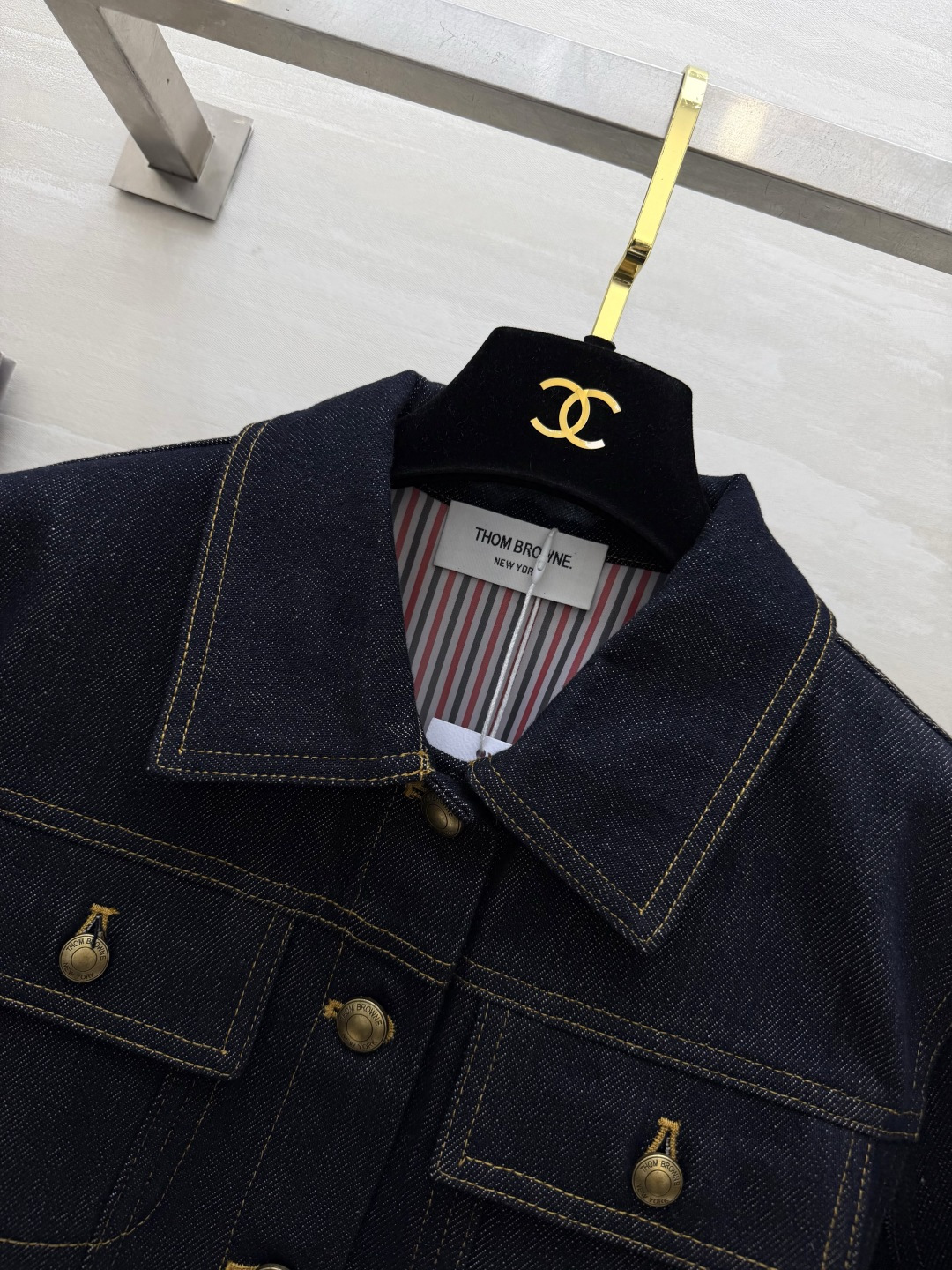 #Thom Brown♡²⁶经典藏青牛仔短外套🤠永不过时的复古牛仔 百搭界天花板！正肩利落翻领 复古做旧