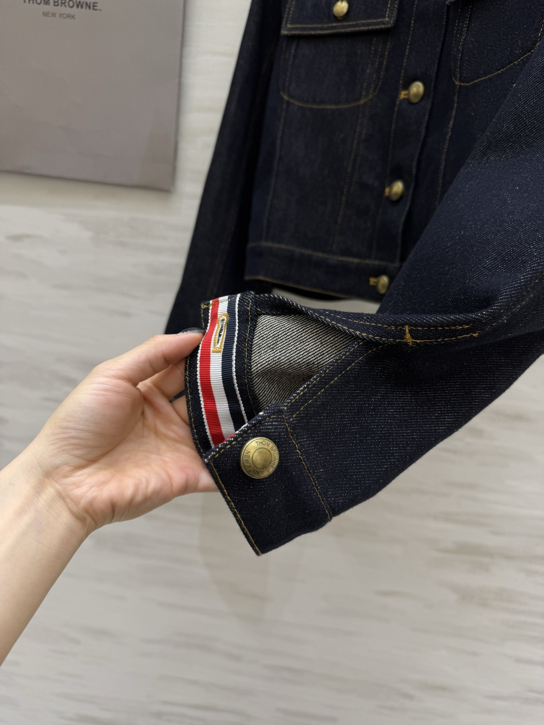 #Thom Brown♡²⁶经典藏青牛仔短外套🤠永不过时的复古牛仔 百搭界天花板！正肩利落翻领 复古做旧