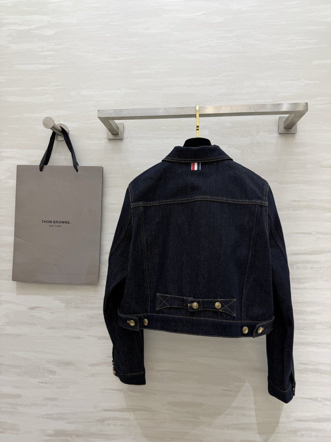 #Thom Brown♡²⁶经典藏青牛仔短外套🤠永不过时的复古牛仔 百搭界天花板！正肩利落翻领 复古做旧