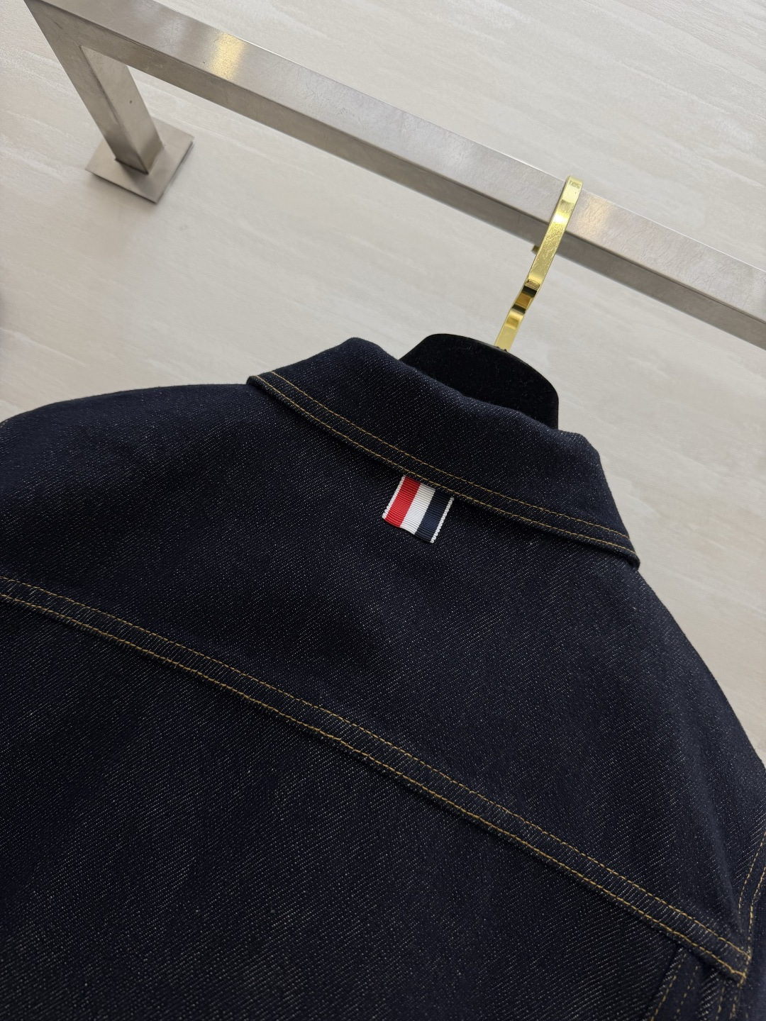 #Thom Brown♡²⁶经典藏青牛仔短外套🤠永不过时的复古牛仔 百搭界天花板！正肩利落翻领 复古做旧