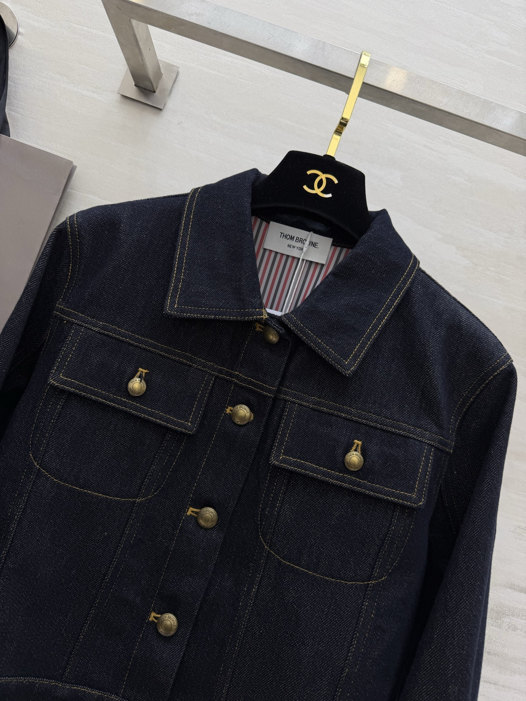 #Thom Brown♡²⁶经典藏青牛仔短外套🤠永不过时的复古牛仔 百搭界天花板！正肩利落翻领 复古做旧