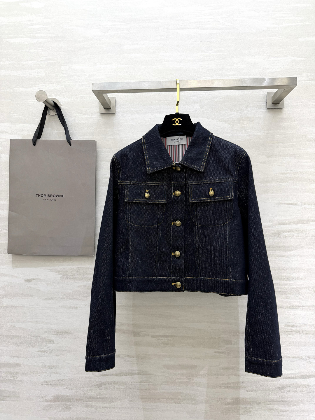 #Thom Brown♡²⁶经典藏青牛仔短外套🤠永不过时的复古牛仔 百搭界天花板！正肩利落翻领 复古做旧