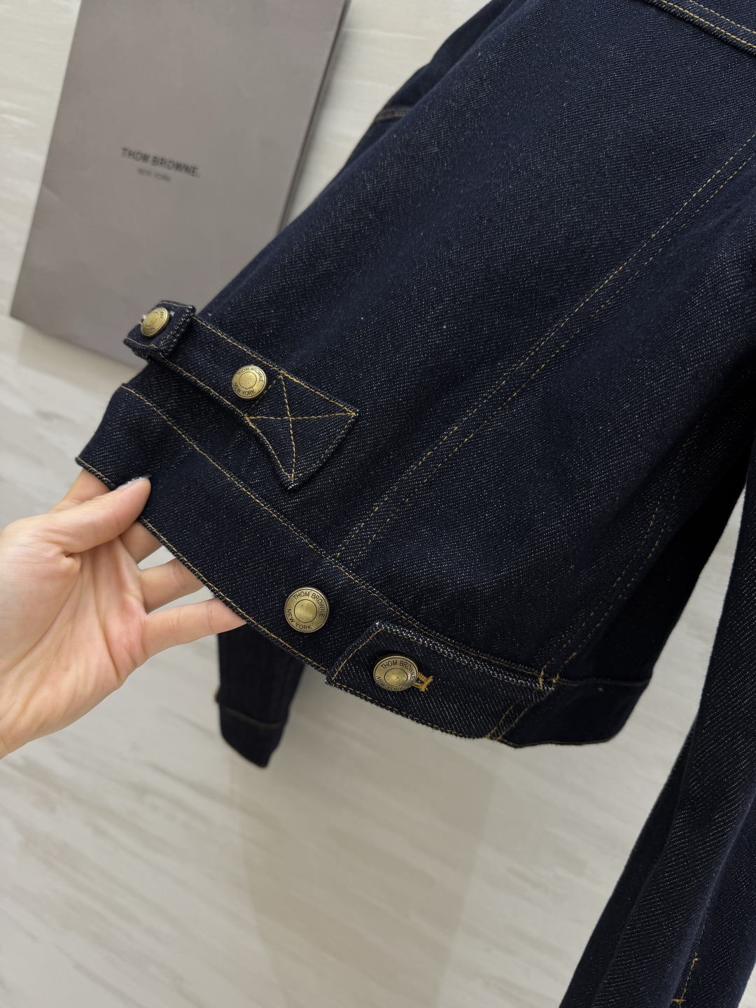 #Thom Brown♡²⁶经典藏青牛仔短外套🤠永不过时的复古牛仔 百搭界天花板！正肩利落翻领 复古做旧