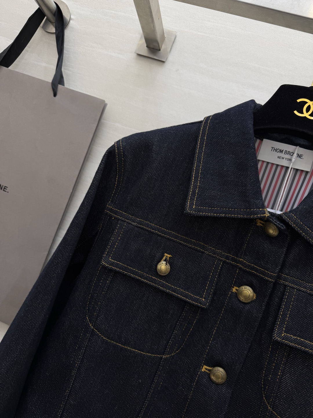 #Thom Brown♡²⁶经典藏青牛仔短外套🤠永不过时的复古牛仔 百搭界天花板！正肩利落翻领 复古做旧