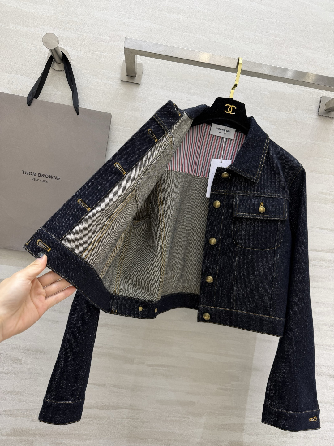 #Thom Brown♡²⁶经典藏青牛仔短外套🤠永不过时的复古牛仔 百搭界天花板！正肩利落翻领 复古做旧