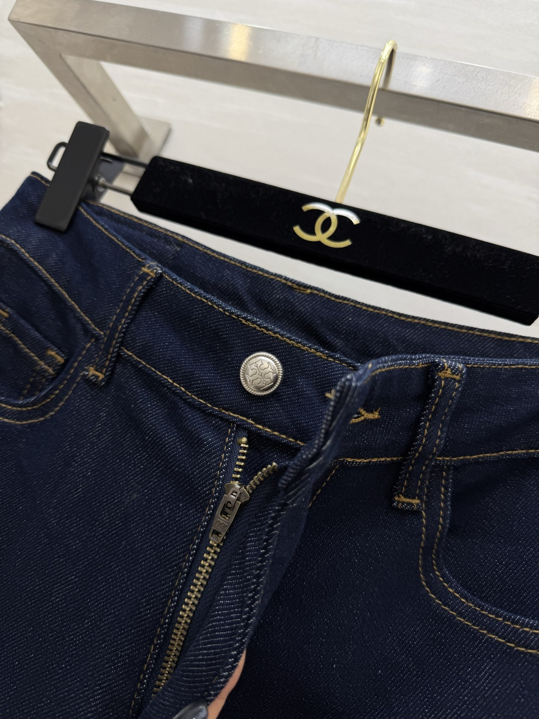 #Tory Burc♡²⁶度假系列 原生深蓝微喇牛仔裤 显瘦界的天花板版型来炸场！经典原牛深靛蓝底色沉稳