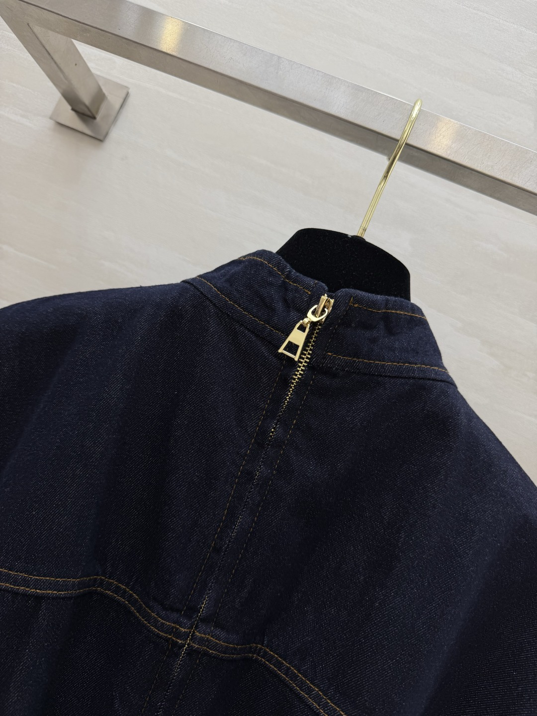 #Zimmerman♡²⁶ss慵懒松弛感收腰廓形连衣裙 把高级极简与温柔气质狠狠拿捏住✨低调显贵 小立领