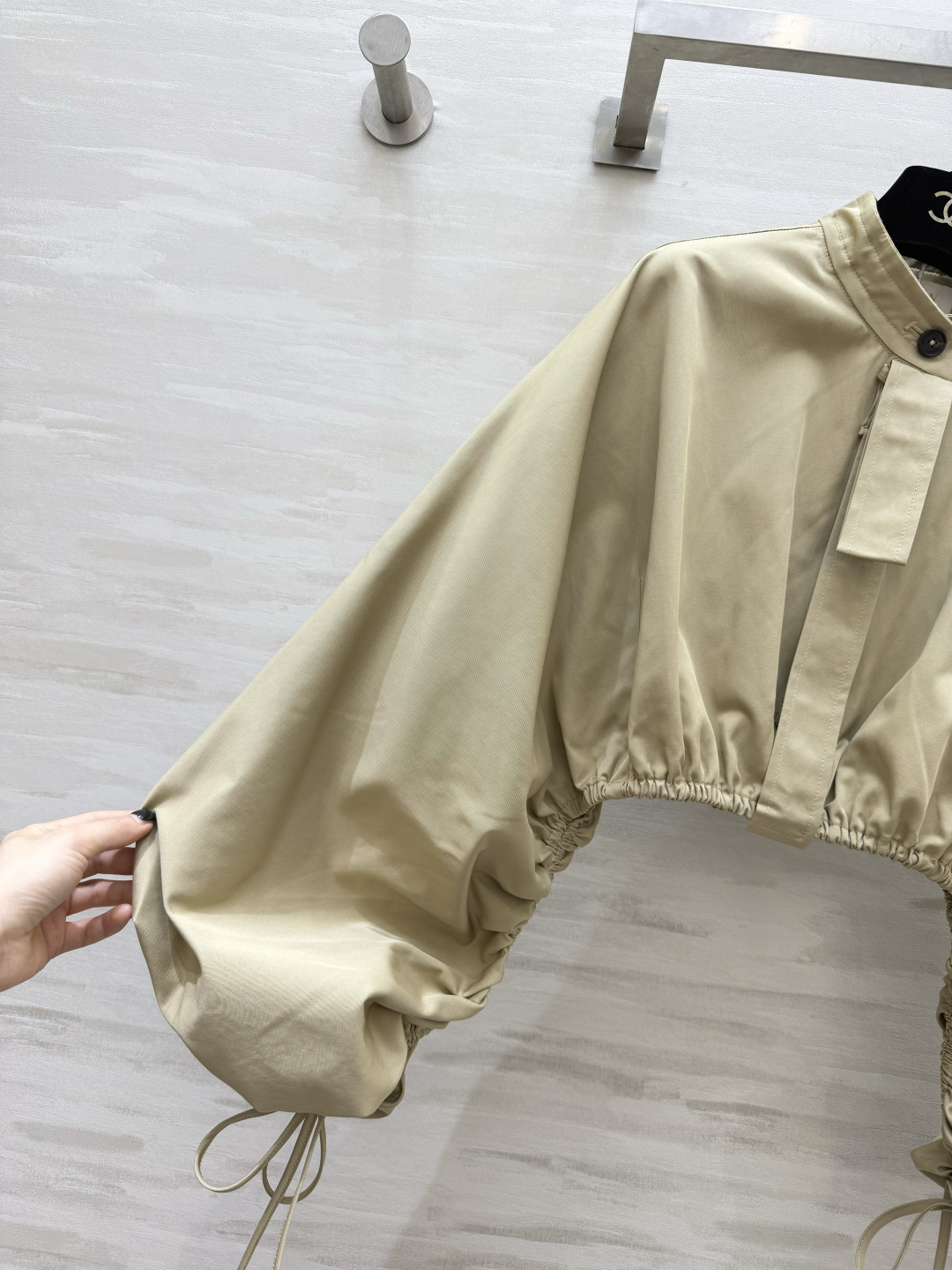 #Zimmerman♡²⁶ss卡其超廓形短款上衣 立领剪裁｜灯笼抽绳大袖 松紧高腰露腰设计显高显瘦一绝 