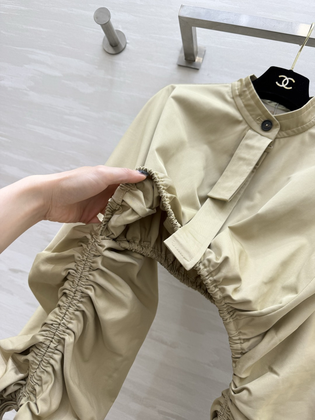 #Zimmerman♡²⁶ss卡其超廓形短款上衣 立领剪裁｜灯笼抽绳大袖 松紧高腰露腰设计显高显瘦一绝 