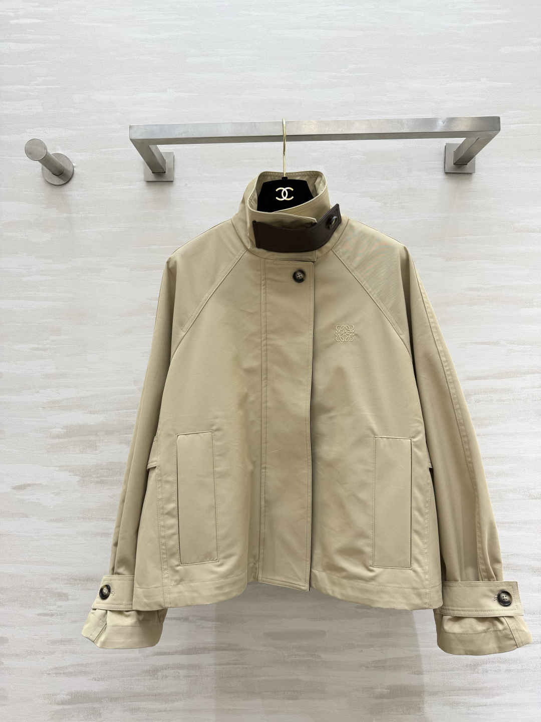 #Loew♡²⁶卡其立领风衣外套 自带低调轻奢质感经典浅卡其配色 温柔又显气质 撞色立领 金属扣门襟 利