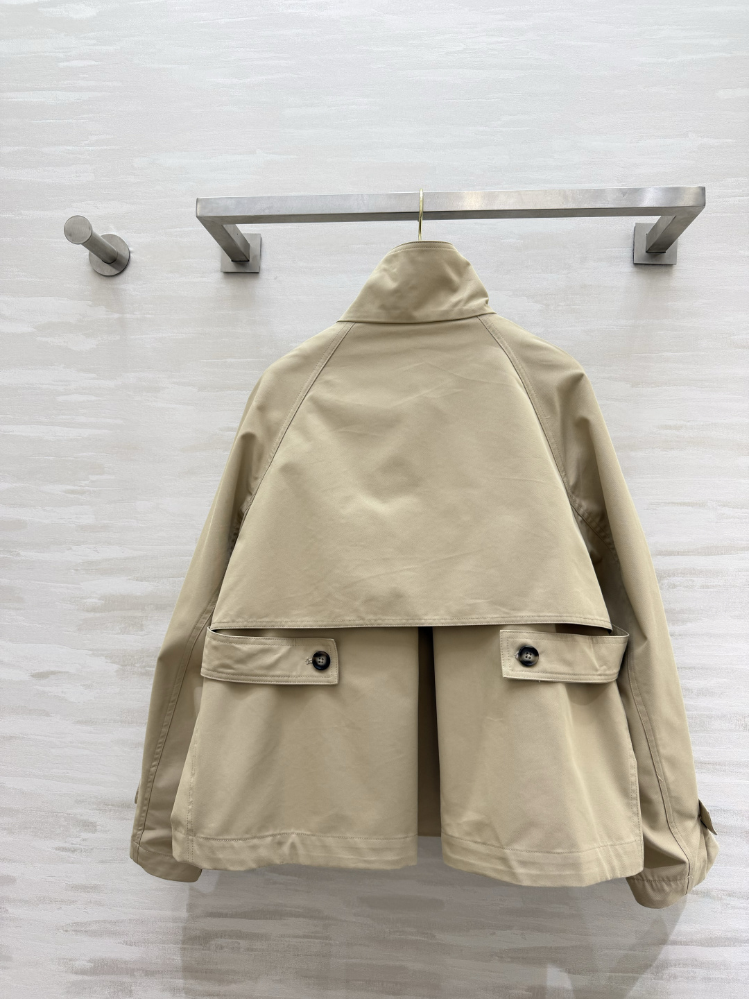 #Loew♡²⁶卡其立领风衣外套 自带低调轻奢质感经典浅卡其配色 温柔又显气质 撞色立领 金属扣门襟 利