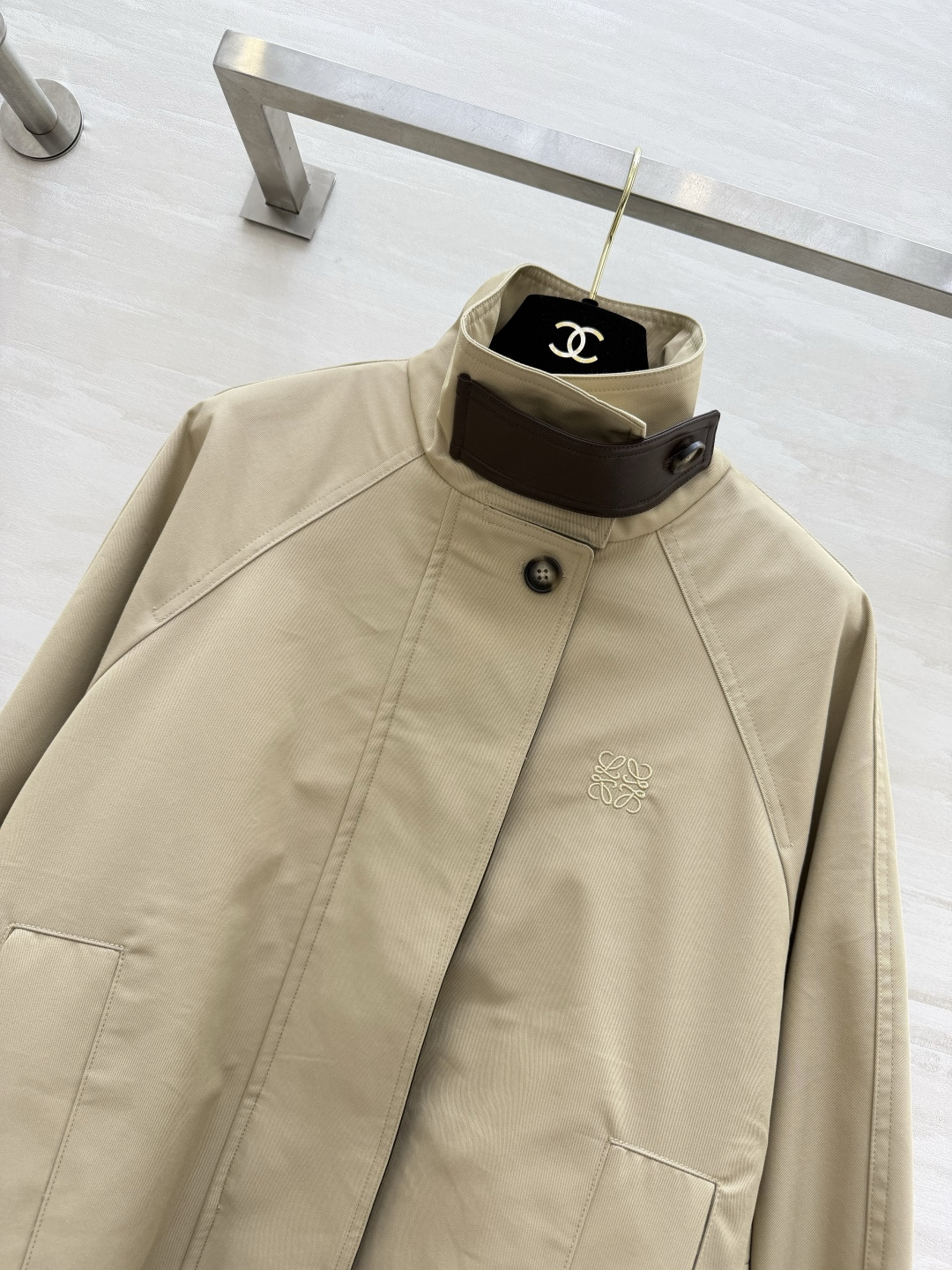 #Loew♡²⁶卡其立领风衣外套 自带低调轻奢质感经典浅卡其配色 温柔又显气质 撞色立领 金属扣门襟 利