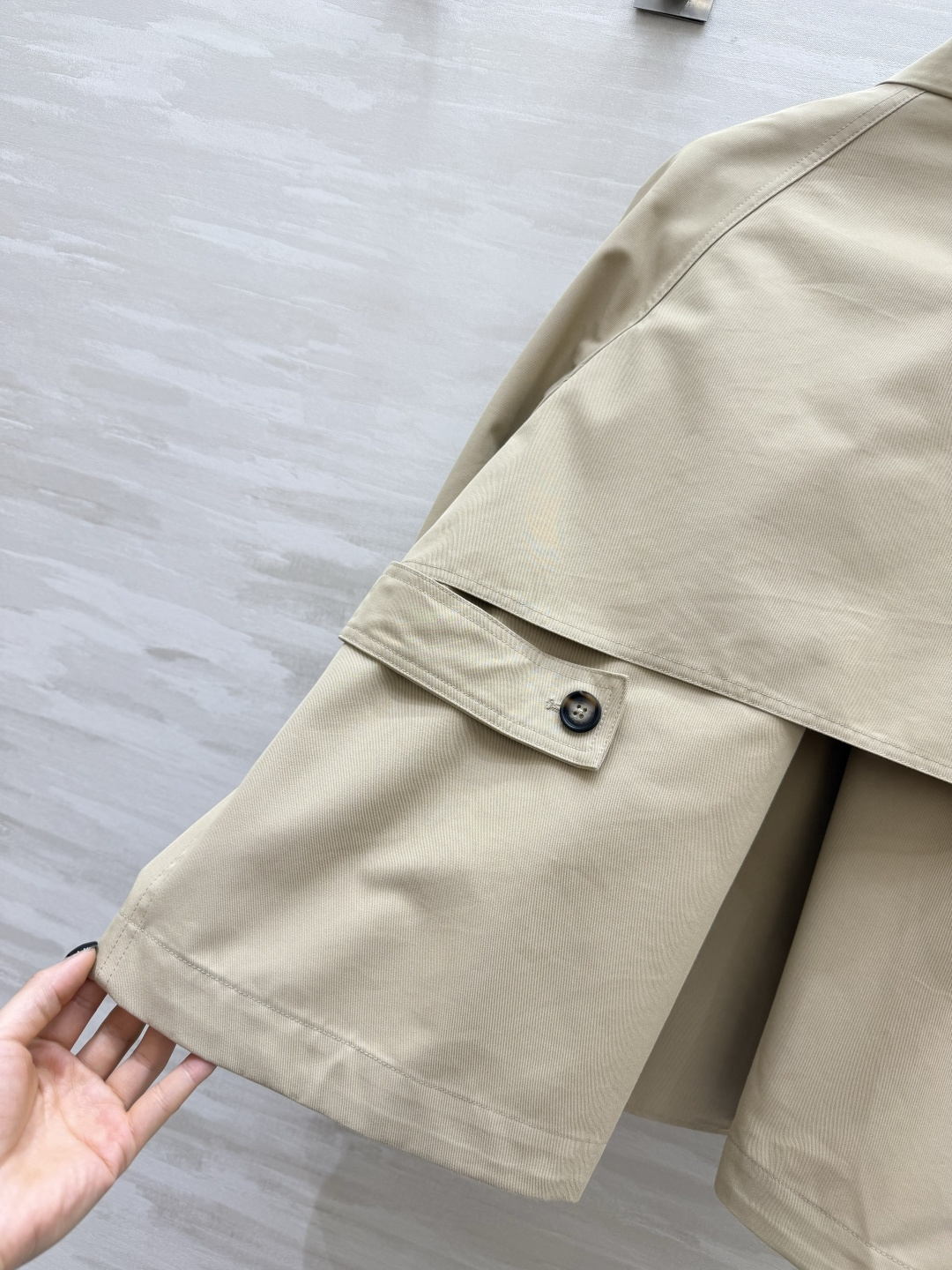 #Loew♡²⁶卡其立领风衣外套 自带低调轻奢质感经典浅卡其配色 温柔又显气质 撞色立领 金属扣门襟 利