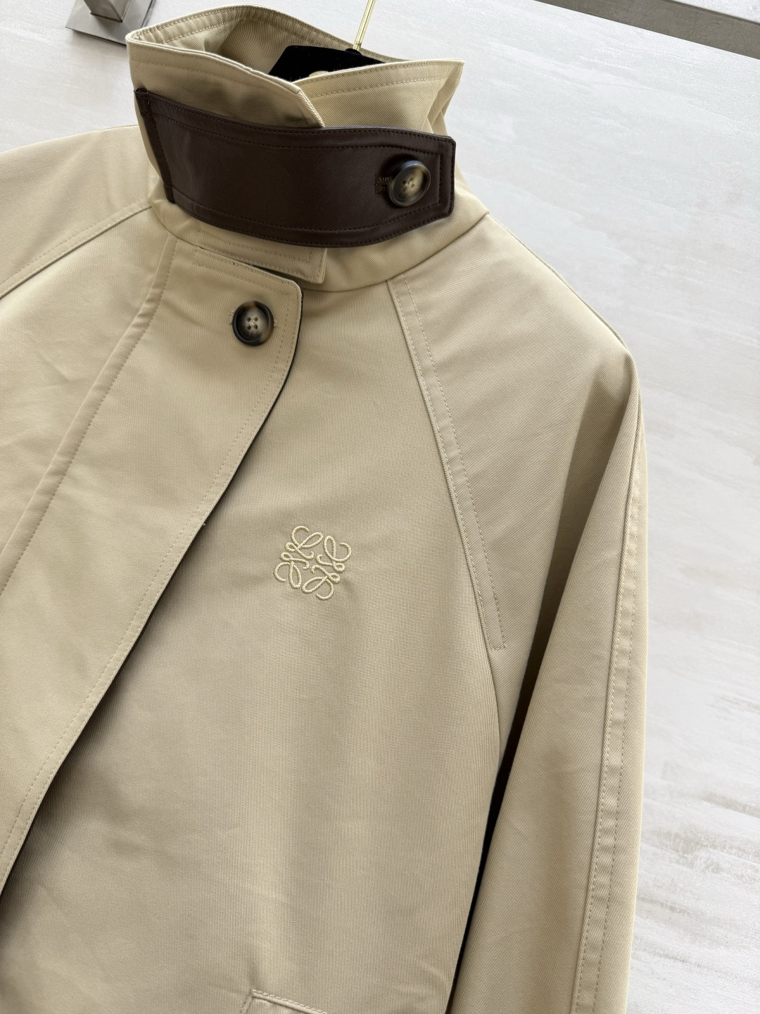 #Loew♡²⁶卡其立领风衣外套 自带低调轻奢质感经典浅卡其配色 温柔又显气质 撞色立领 金属扣门襟 利