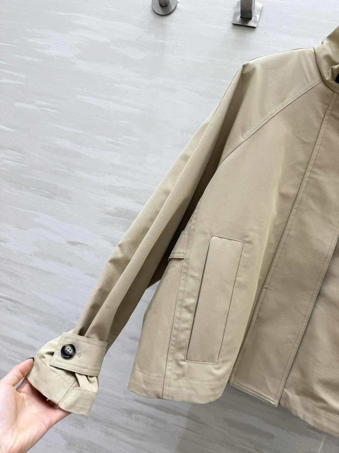 #Loew♡²⁶卡其立领风衣外套 自带低调轻奢质感经典浅卡其配色 温柔又显气质 撞色立领 金属扣门襟 利