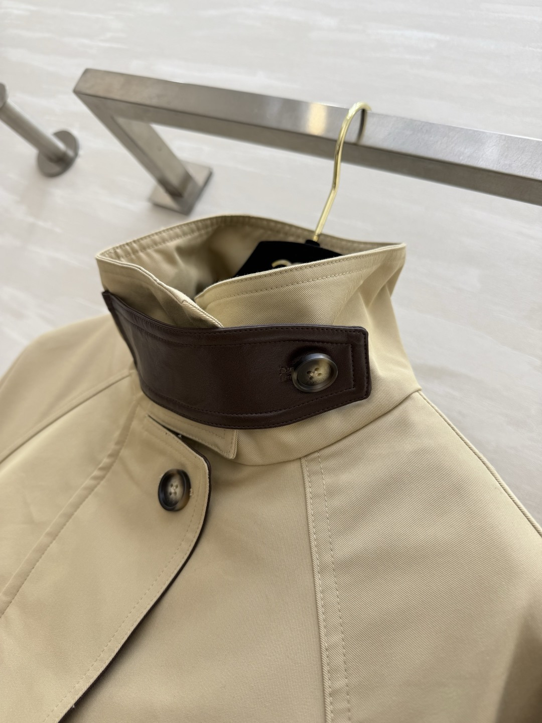 #Loew♡²⁶卡其立领风衣外套 自带低调轻奢质感经典浅卡其配色 温柔又显气质 撞色立领 金属扣门襟 利