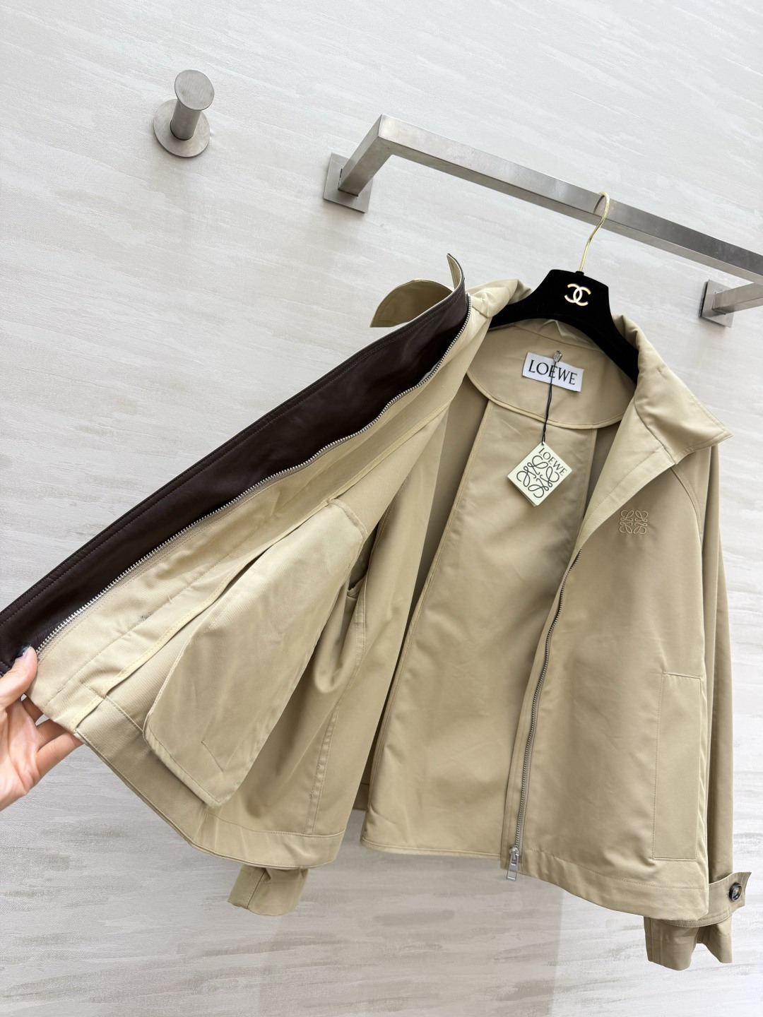#Loew♡²⁶卡其立领风衣外套 自带低调轻奢质感经典浅卡其配色 温柔又显气质 撞色立领 金属扣门襟 利