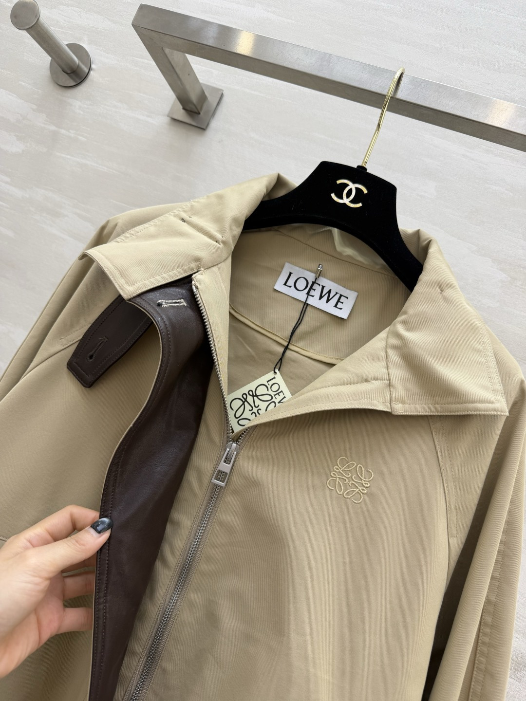 #Loew♡²⁶卡其立领风衣外套 自带低调轻奢质感经典浅卡其配色 温柔又显气质 撞色立领 金属扣门襟 利