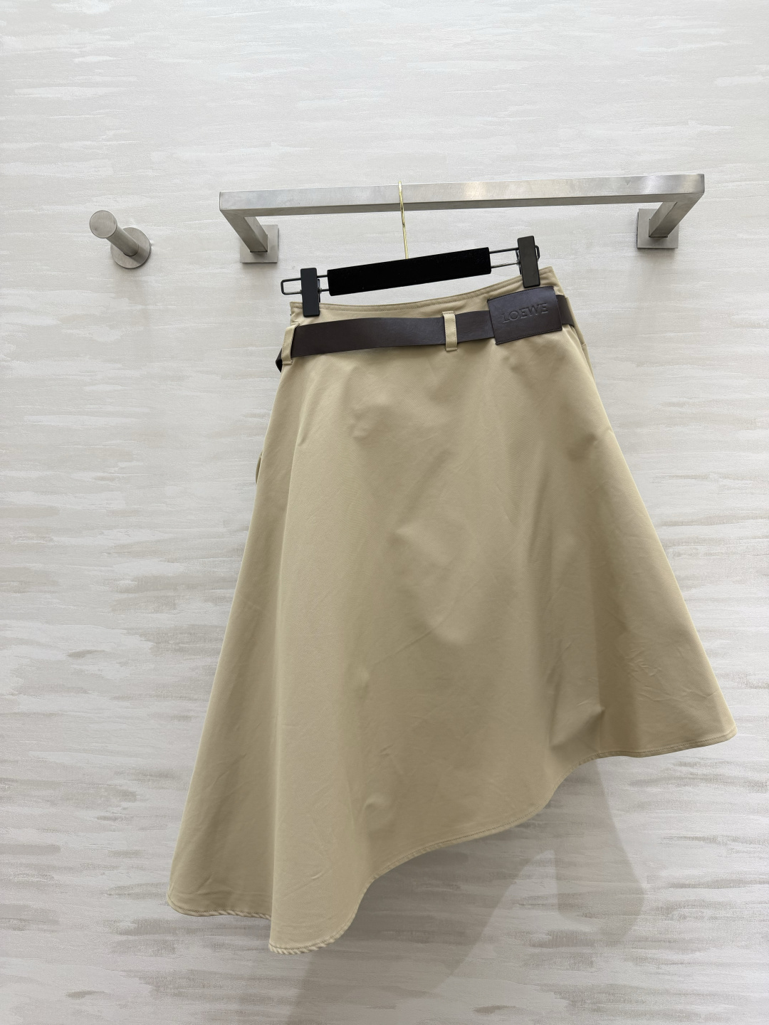 #Loew♡²⁶不规则半身裙 把高级松弛与艺术剪裁狠狠拿捏住 温柔卡其大地色系 百搭又显贵 腰头扭结褶皱