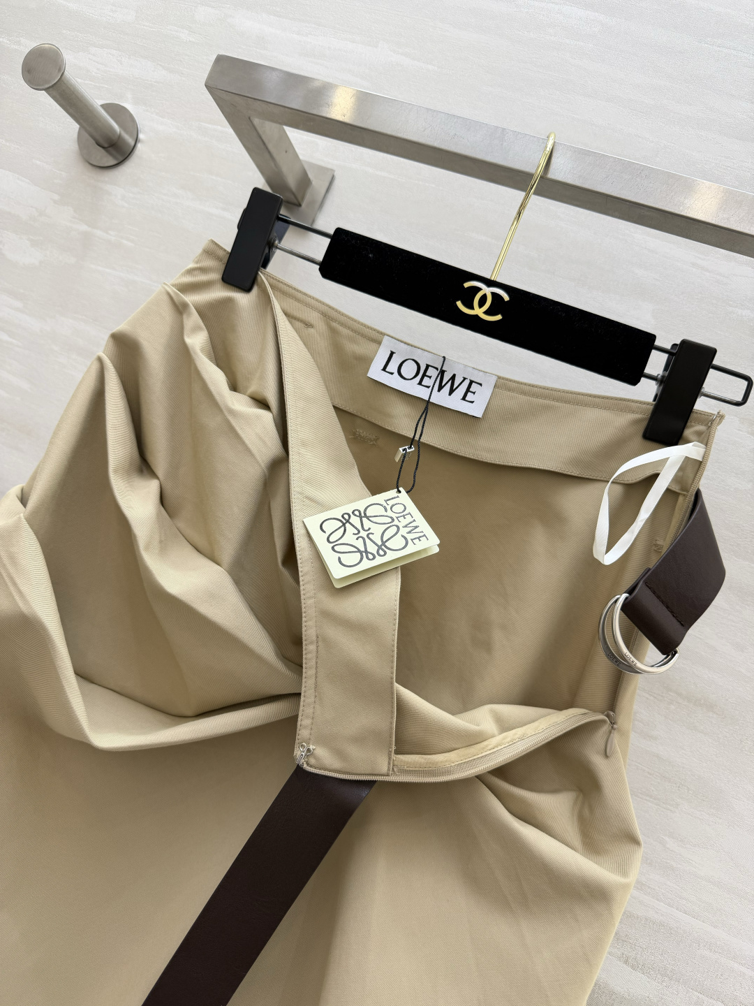 #Loew♡²⁶不规则半身裙 把高级松弛与艺术剪裁狠狠拿捏住 温柔卡其大地色系 百搭又显贵 腰头扭结褶皱