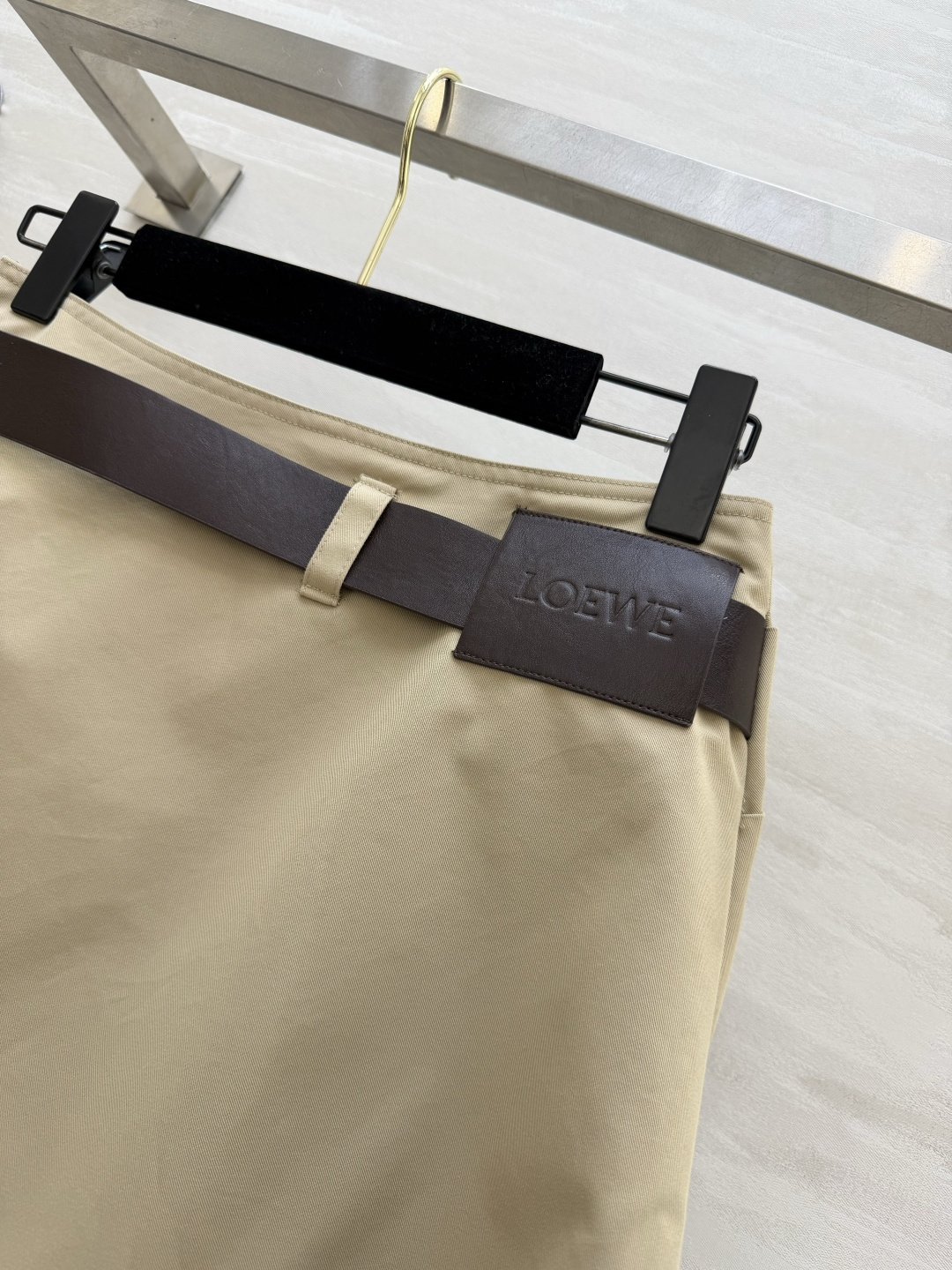 #Loew♡²⁶不规则半身裙 把高级松弛与艺术剪裁狠狠拿捏住 温柔卡其大地色系 百搭又显贵 腰头扭结褶皱