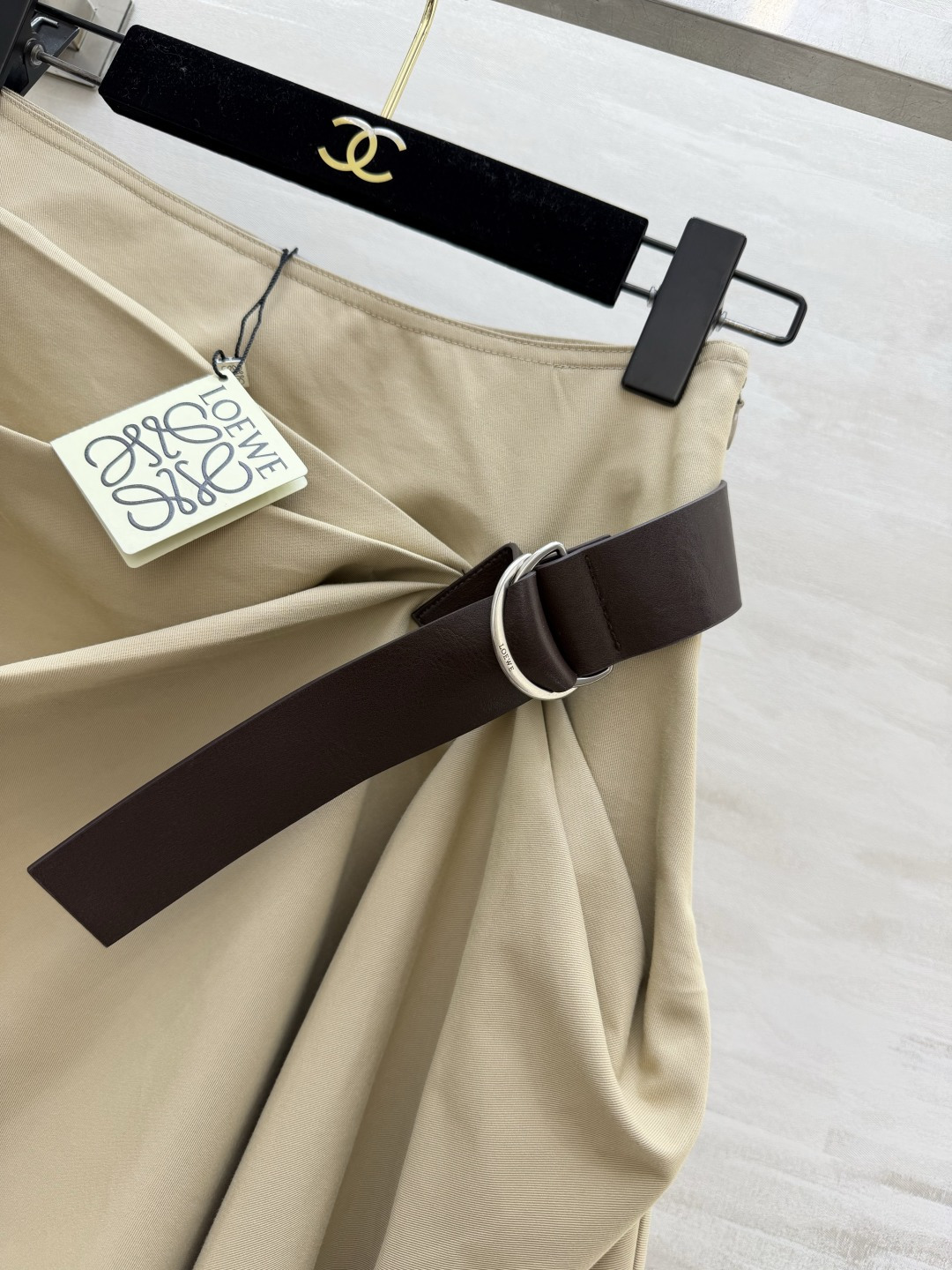 #Loew♡²⁶不规则半身裙 把高级松弛与艺术剪裁狠狠拿捏住 温柔卡其大地色系 百搭又显贵 腰头扭结褶皱