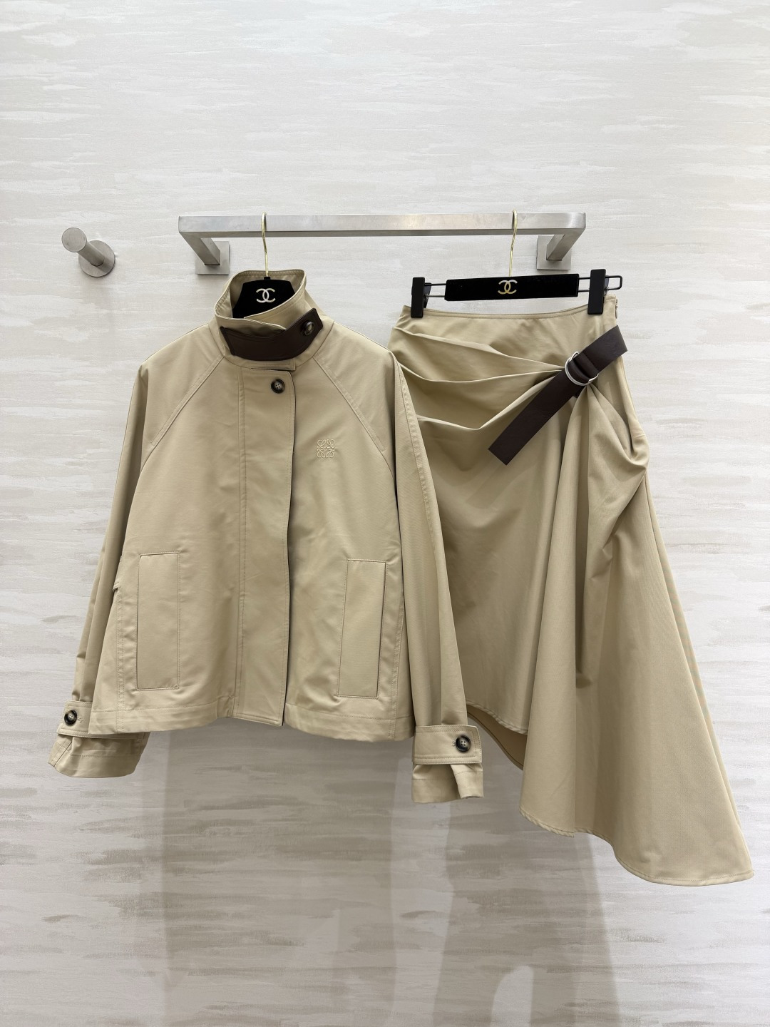 #Loew♡²⁶不规则半身裙 把高级松弛与艺术剪裁狠狠拿捏住 温柔卡其大地色系 百搭又显贵 腰头扭结褶皱