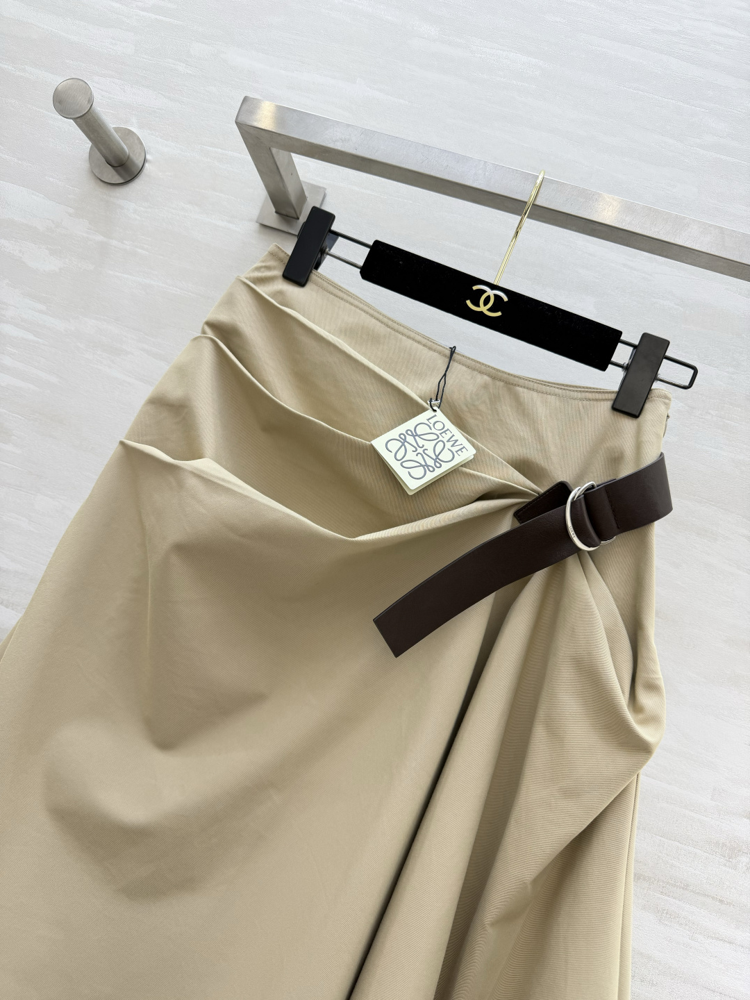 #Loew♡²⁶不规则半身裙 把高级松弛与艺术剪裁狠狠拿捏住 温柔卡其大地色系 百搭又显贵 腰头扭结褶皱