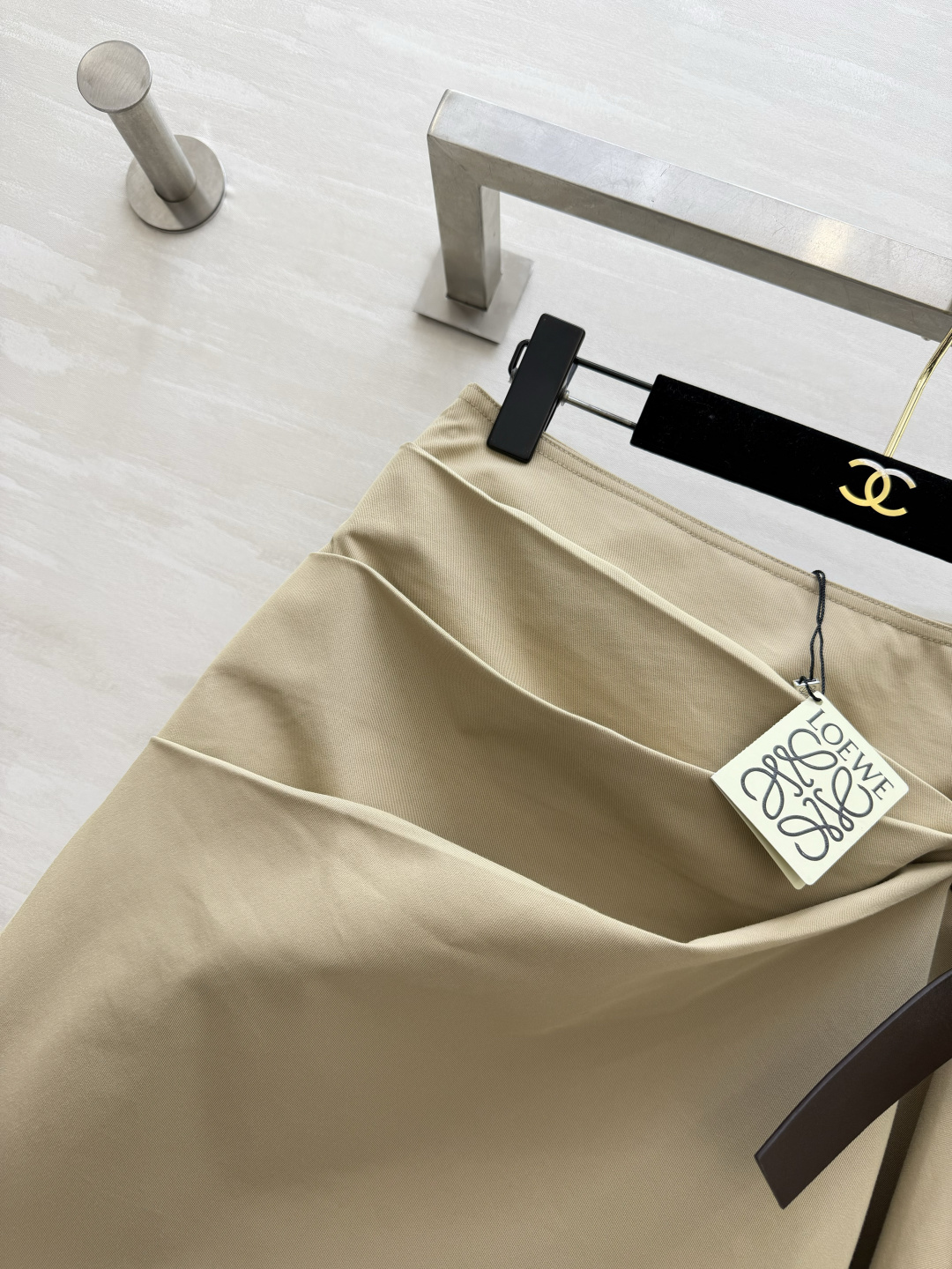 #Loew♡²⁶不规则半身裙 把高级松弛与艺术剪裁狠狠拿捏住 温柔卡其大地色系 百搭又显贵 腰头扭结褶皱