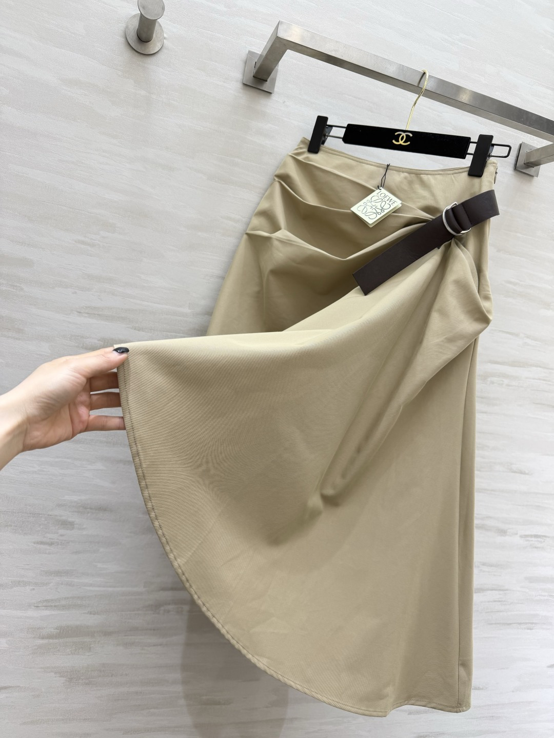 #Loew♡²⁶不规则半身裙 把高级松弛与艺术剪裁狠狠拿捏住 温柔卡其大地色系 百搭又显贵 腰头扭结褶皱