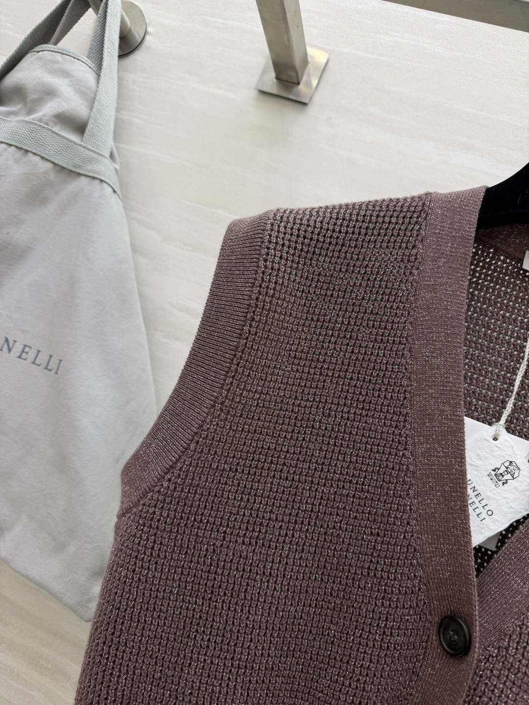 #Brunell Cucinelli²⁶经典老钱风针织马甲 对版定制颜色纱线 上身有细闪的纹理光泽 高品