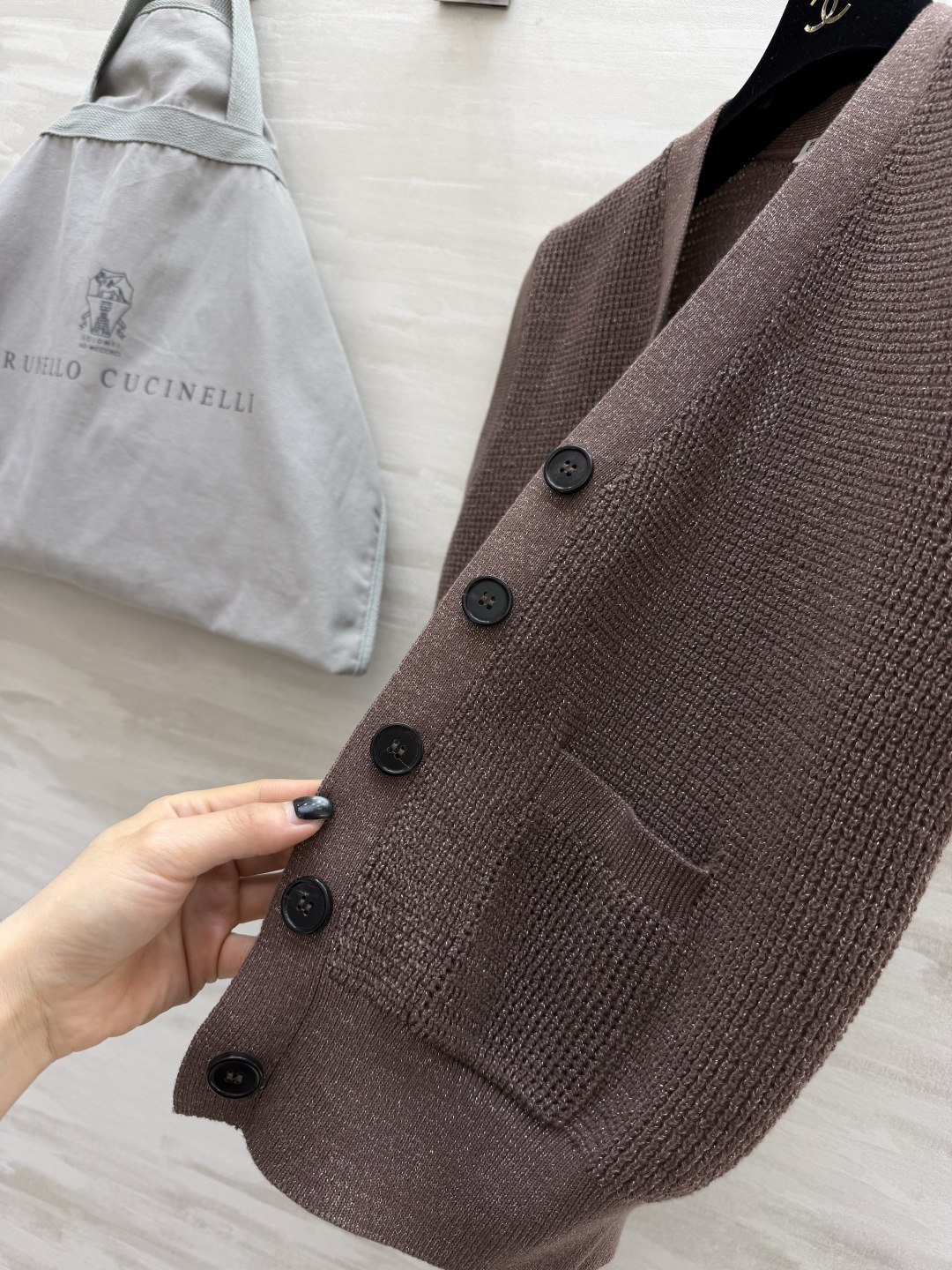 #Brunell Cucinelli²⁶经典老钱风针织马甲 对版定制颜色纱线 上身有细闪的纹理光泽 高品