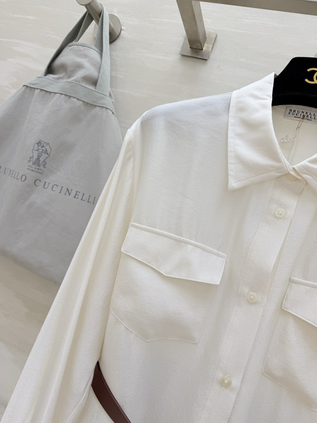 #Brunello Cucinell♡²⁶ss气质奶白收腰衬衣 教科书级别的意式低调优雅 满屏高级松弛感