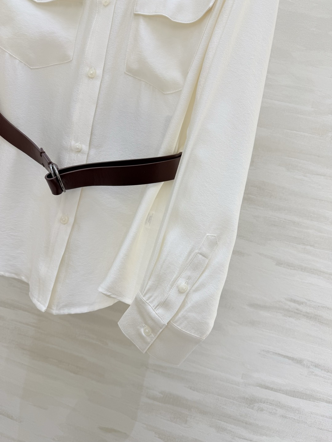 #Brunello Cucinell♡²⁶ss气质奶白收腰衬衣 教科书级别的意式低调优雅 满屏高级松弛感