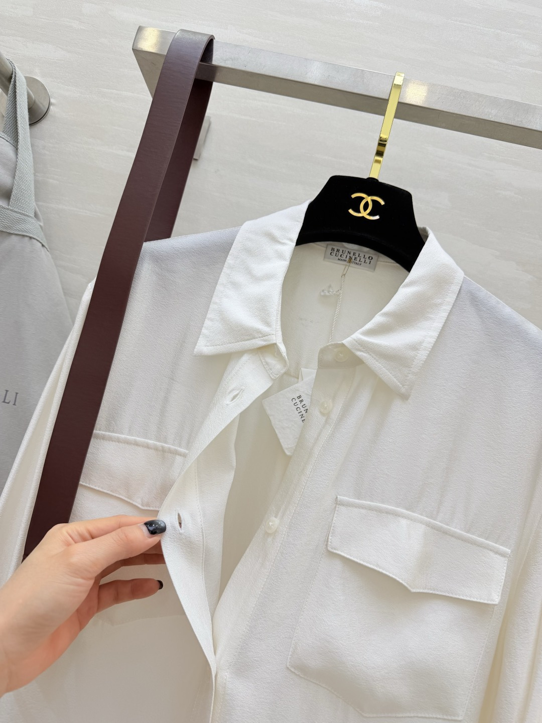 #Brunello Cucinell♡²⁶ss气质奶白收腰衬衣 教科书级别的意式低调优雅 满屏高级松弛感