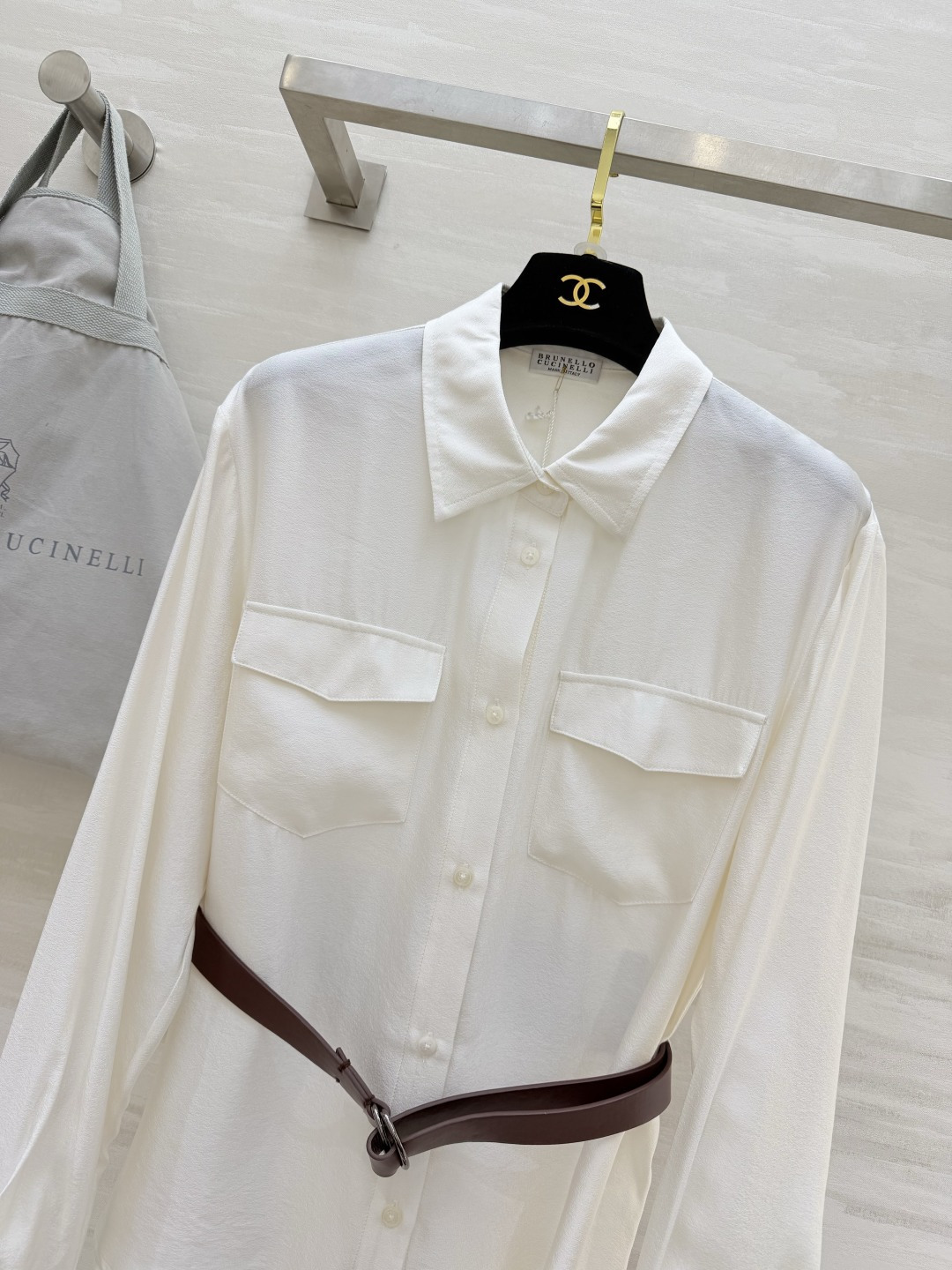 #Brunello Cucinell♡²⁶ss气质奶白收腰衬衣 教科书级别的意式低调优雅 满屏高级松弛感