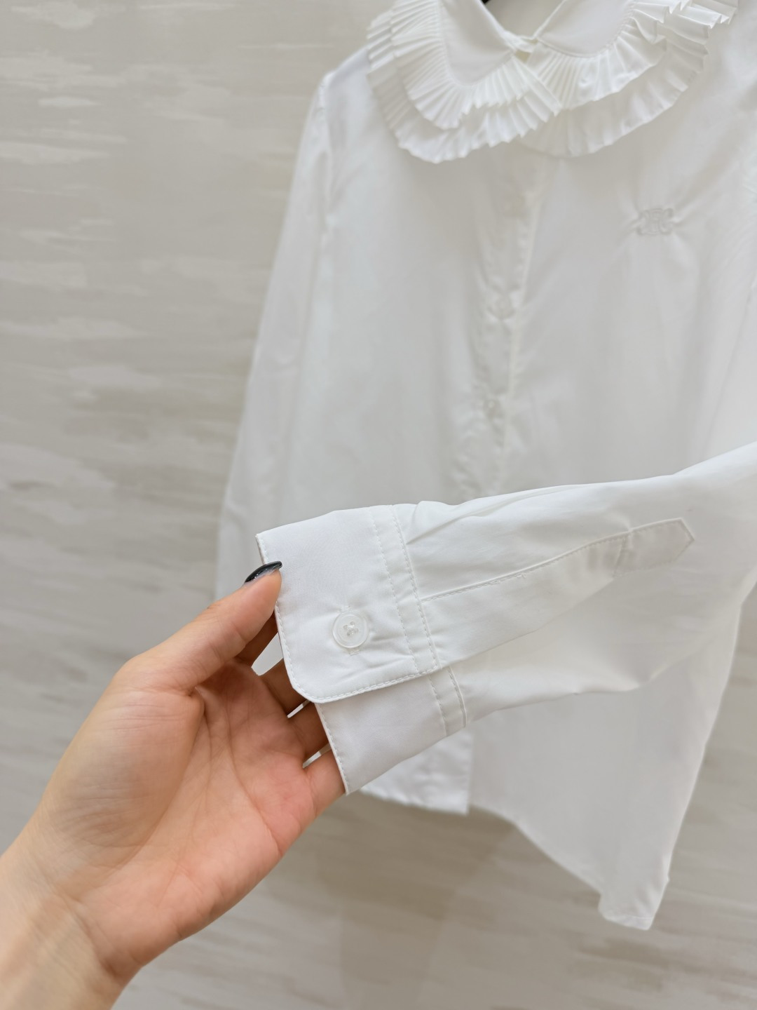 #Celin♡²⁶法式荷叶领纯白衬衣☁️ 双层百褶娃娃领｜精致刺绣细节 清爽利落版型 减龄又显贵 可盐可