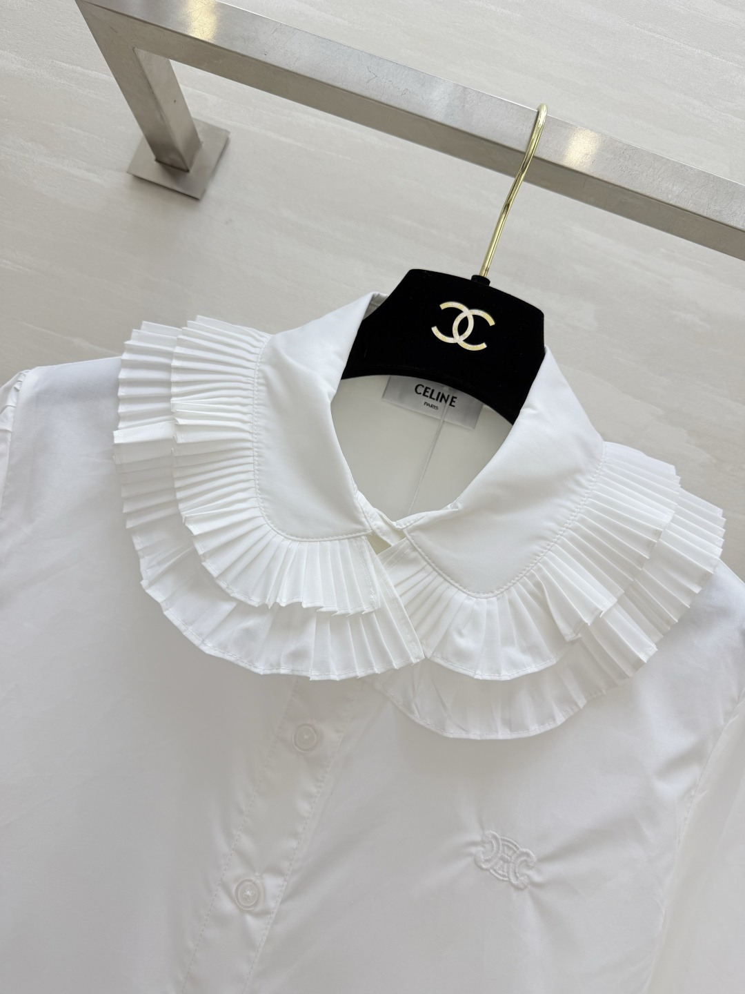 #Celin♡²⁶法式荷叶领纯白衬衣☁️ 双层百褶娃娃领｜精致刺绣细节 清爽利落版型 减龄又显贵 可盐可