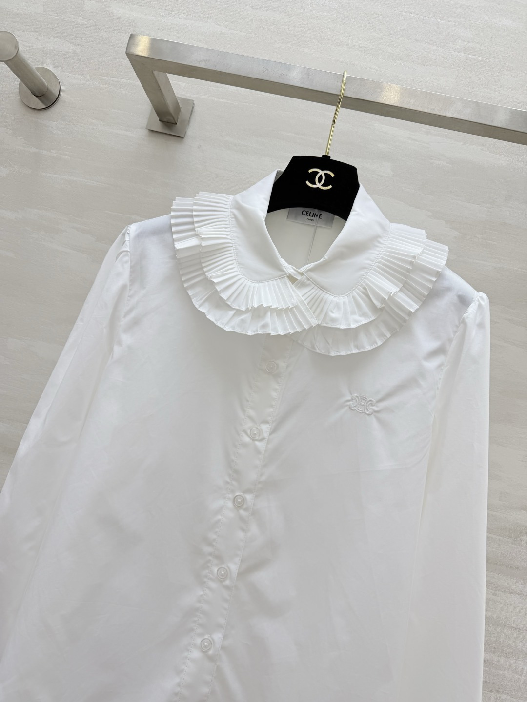 #Celin♡²⁶法式荷叶领纯白衬衣☁️ 双层百褶娃娃领｜精致刺绣细节 清爽利落版型 减龄又显贵 可盐可