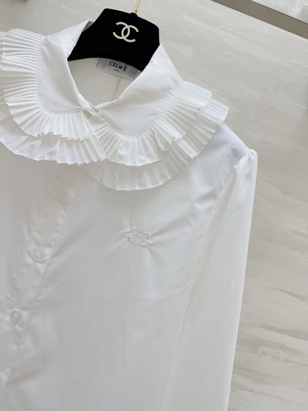 #Celin♡²⁶法式荷叶领纯白衬衣☁️ 双层百褶娃娃领｜精致刺绣细节 清爽利落版型 减龄又显贵 可盐可