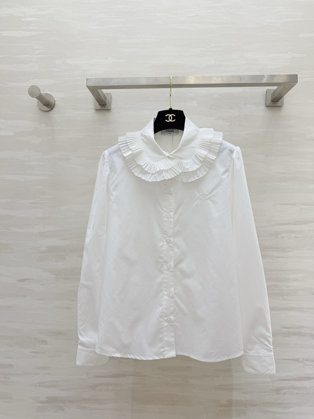 #Celin♡²⁶法式荷叶领纯白衬衣☁️ 双层百褶娃娃领｜精致刺绣细节 清爽利落版型 减龄又显贵 可盐可