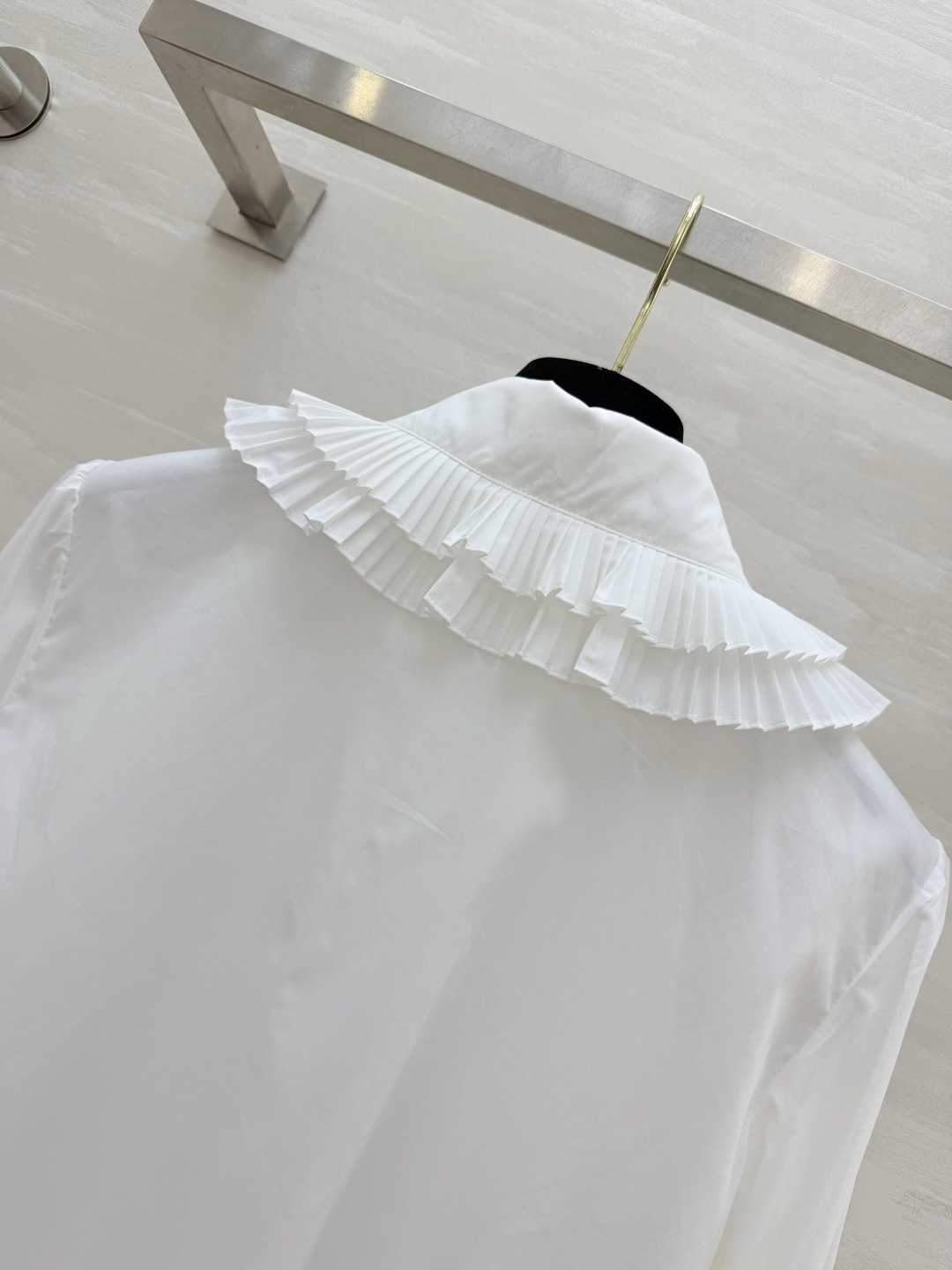 #Celin♡²⁶法式荷叶领纯白衬衣☁️ 双层百褶娃娃领｜精致刺绣细节 清爽利落版型 减龄又显贵 可盐可